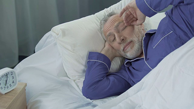 老人在舒适健康的睡眠后醒来时精力充沛