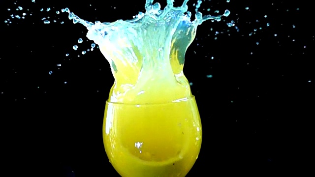 柠檬泼水慢动作