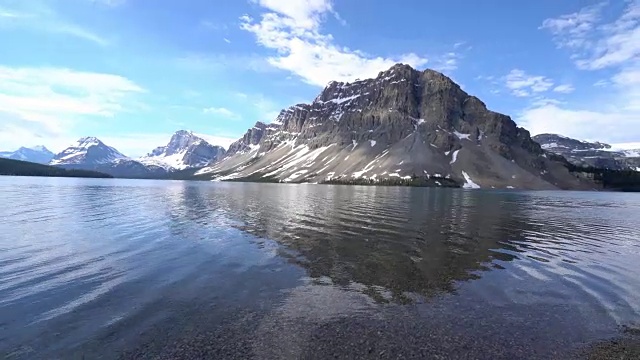 详情图-这是加拿大落基山脉中美丽的山湖。