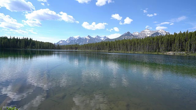 加拿大赫伯特湖壮观的山湖景观