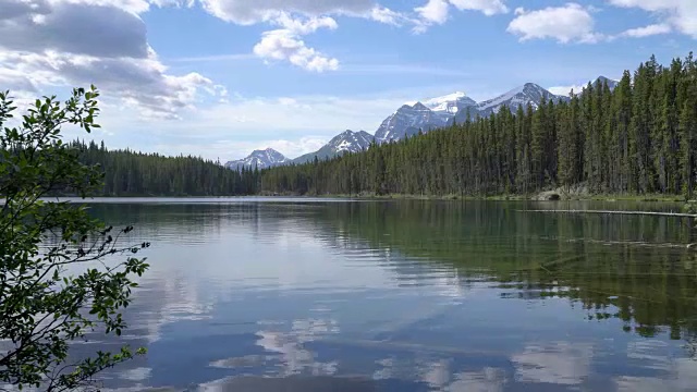 时间流逝壮观的山湖景观在赫伯特湖，加拿大