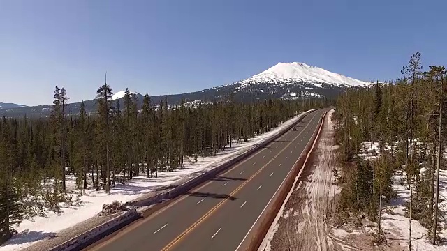 通往俄勒冈州成层火山喀斯喀特火山弧的道路