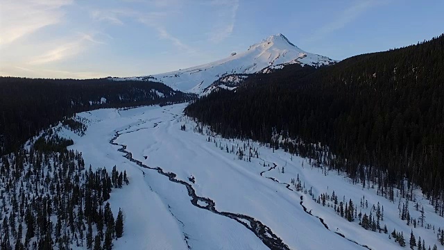 日落胡德山，林线，草地，小溪，新鲜的雪空中