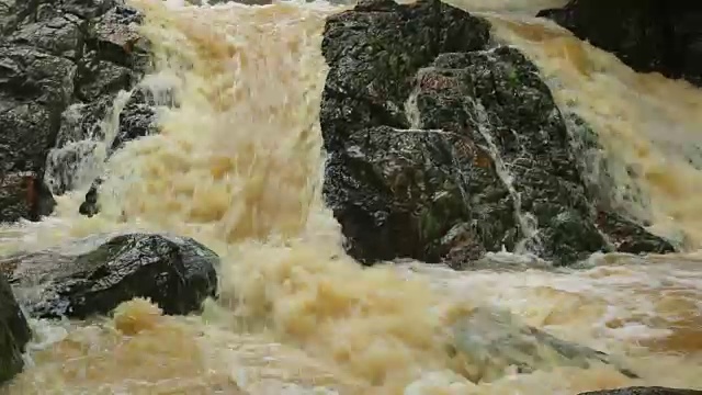 苏梅岛雨量充沛的瀑布