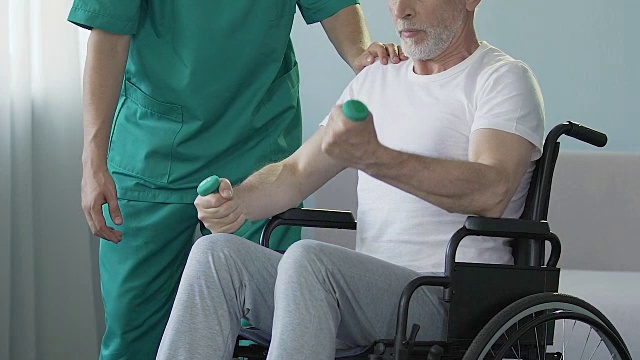 詳情圖-老人在輪椅上舉啞鈴，護士在他身邊幫助，外傷
