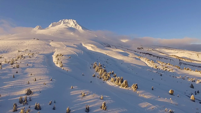 日落胡德山树木线瀑布山脉新雪空中