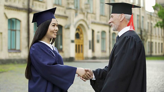 主持向女学生颁发毕业证书，握手，举行毕业典礼