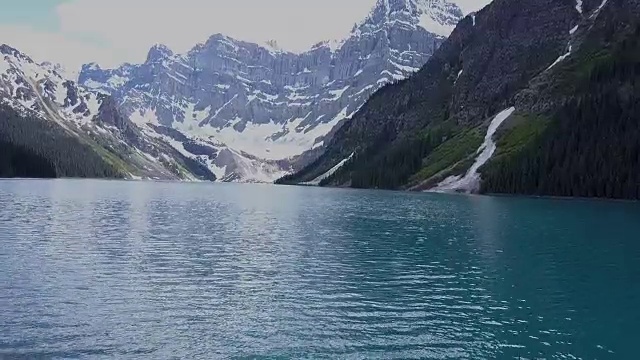 加拿大的高山湖泊和冰川鸟瞰图