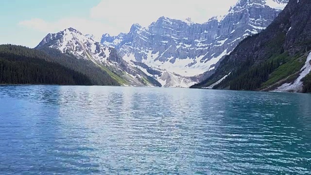 加拿大的高山湖泊和冰川鸟瞰图