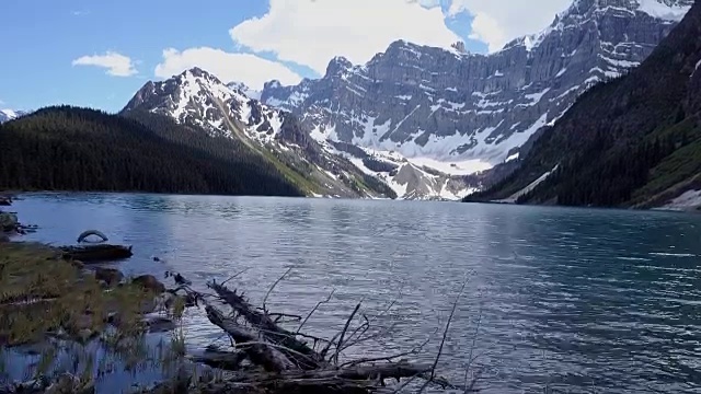 加拿大的高山湖泊和冰川鸟瞰图