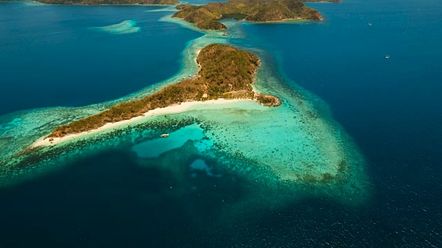 鸟瞰图热带泻湖，大海，海滩。热带岛屿。Busuanga,菲律宾巴拉望省