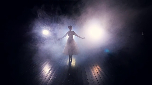 詳情圖-芭蕾舞女演員的剪影轉(zhuǎn)身。緩慢的運動。高清。