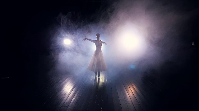 詳情圖-芭蕾舞女演員的剪影轉(zhuǎn)身。緩慢的運動。高清。