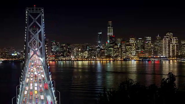旧金山奥克兰海湾大桥和市中心的夜晚时光