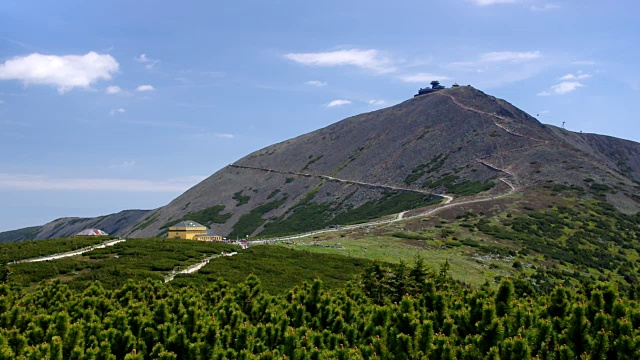 巨人山脉中的斯涅兹卡山