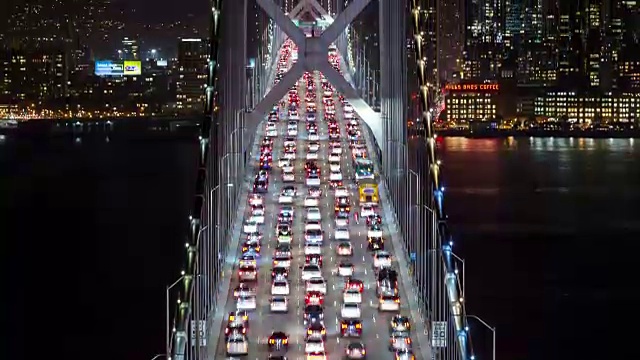 旧金山奥克兰海湾大桥在夜间的时间推移倾斜向上