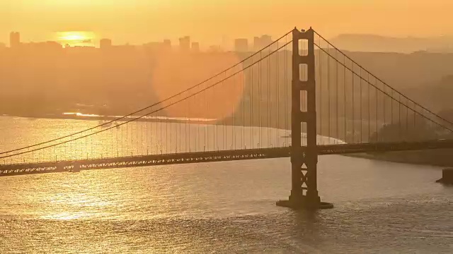 旧金山金门大桥在日出黄金时间一天时光流逝