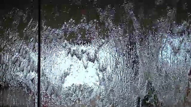 大雨打在窗户上的慢动作视频