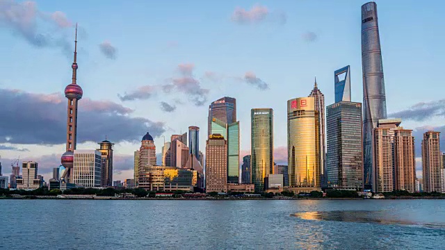 上海，中国——2016年11月1日:从上海中心地带的外滩眺望，在陆家嘴浦东新区东侧的繁华黄浦江和现代摩天大楼的日落到黄昏的时间拍摄。