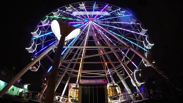 空的摩天轮神奇的吸引力旋转在夜晚照明LED时间流逝