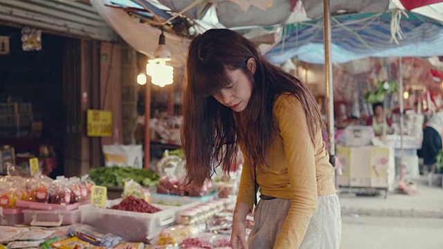详情图-亚洲女人在市场买水果和蔬菜
