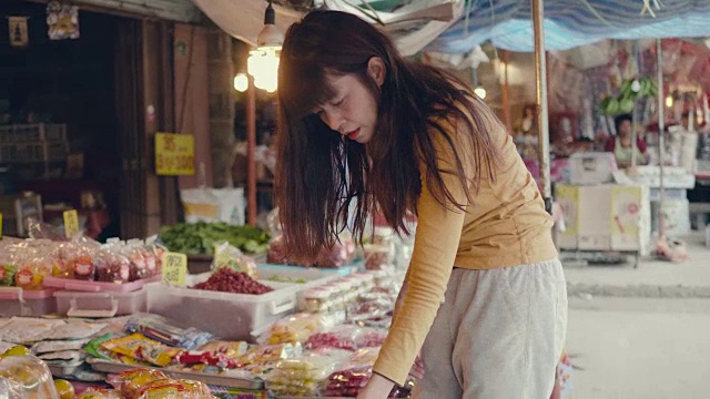 详情图-亚洲女人在市场买水果和蔬菜