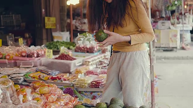 详情图-亚洲女人在市场买水果和蔬菜