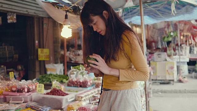 详情图-亚洲女人在市场买水果和蔬菜