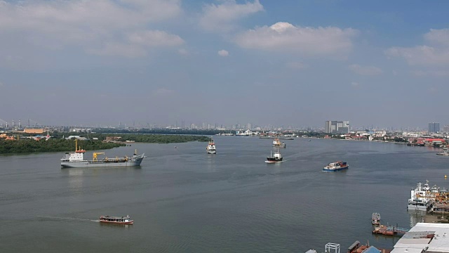 鸟瞰图泰国湾，货轮，Phra Samut Chedi和拉玛九桥Samutprakarn，泰国。