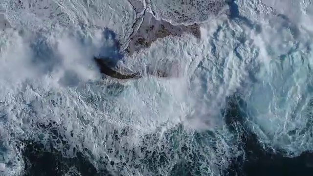 詳情圖-飛過黑山的綠色海浪拍打著巖石