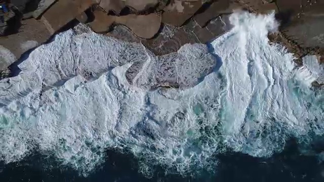詳情圖-飛過黑山的綠色海浪拍打著巖石