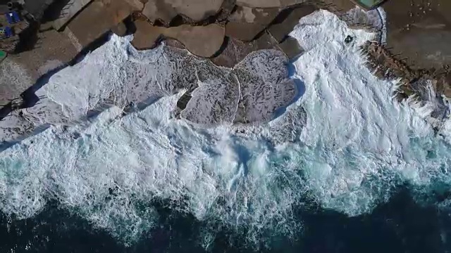 詳情圖-飛過黑山的綠色海浪拍打著巖石