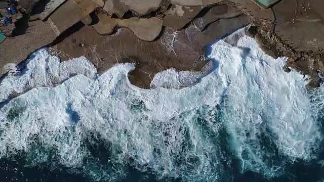 詳情圖-飛過黑山的綠色海浪拍打著巖石
