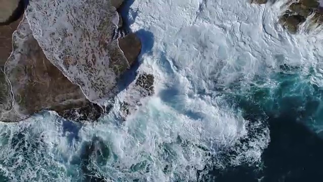 詳情圖-飛過黑山的綠色海浪拍打著巖石