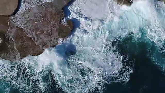 詳情圖-飛過黑山的綠色海浪拍打著巖石