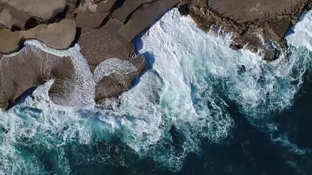 詳情圖-飛過黑山的綠色海浪拍打著巖石