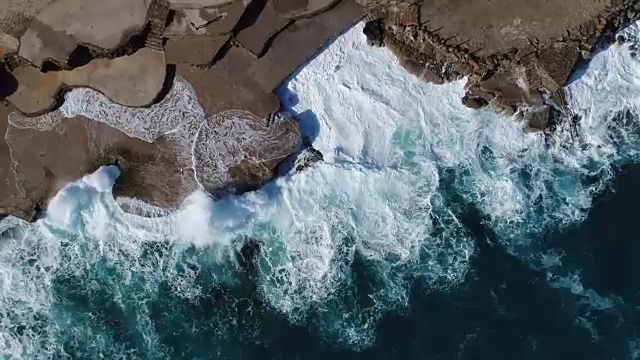 詳情圖-飛過黑山的綠色海浪拍打著巖石