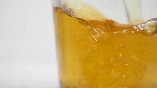茶，玻璃杯，水滴，茶叶跟着