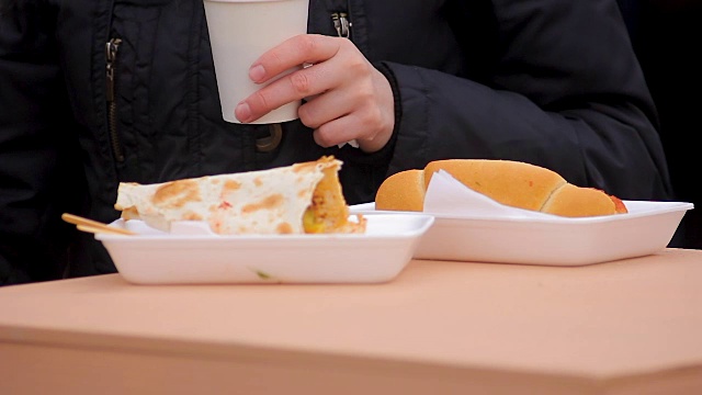 食欲旺盛的人们在露天美食节上享用垃圾街头小吃