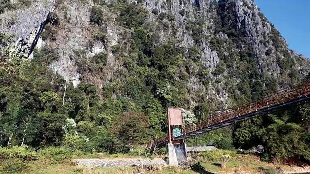快速的河船之旅与落基山脉的背景慢动作