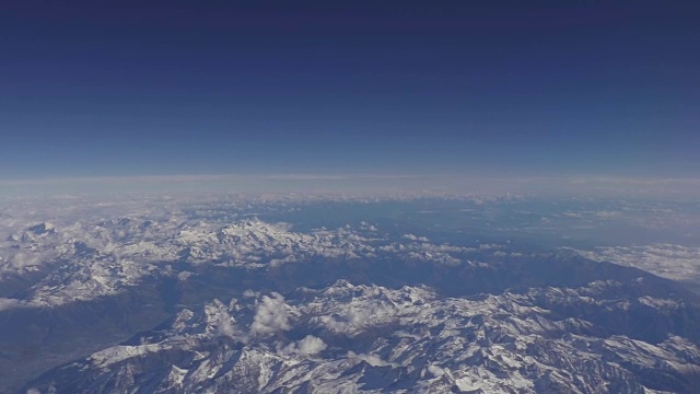 欧洲阿尔卑斯山脉的白色山峰