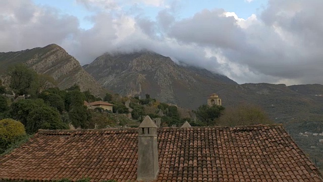 黑山,酒吧。古堡垒的遗迹。锅