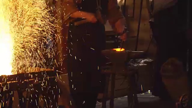 铁匠在铁匠铺工作