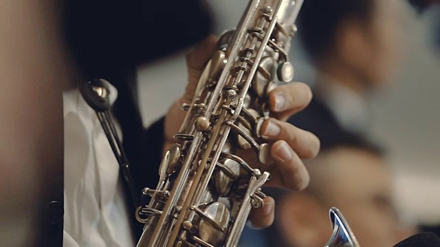 詳情圖-薩克斯管演奏者在舞臺上表演