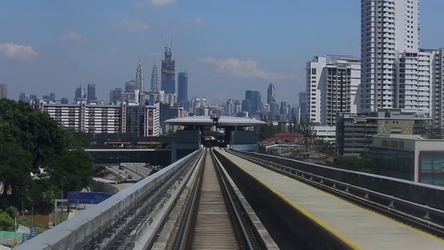 马来西亚捷运列车，以吉隆坡为背景