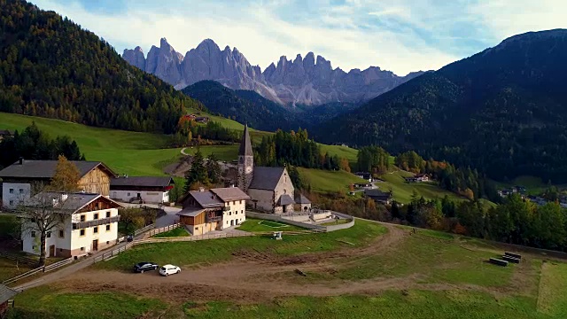 无人机拍摄的圣马达莱纳山村，在Geisler或Odle Dolomites群山前，Val di Funes, Trentino上阿迪杰。意大利,欧洲