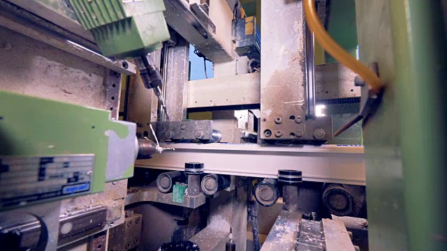 间隔拍摄。自动化自动化工业设备加工塑料细节。
