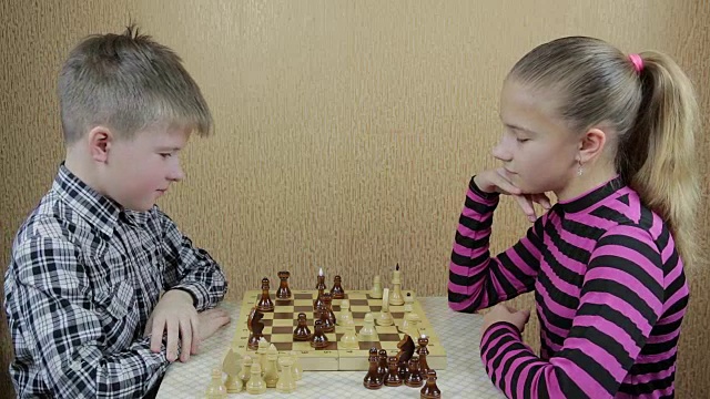 详情图-情绪游戏象棋两个青少年