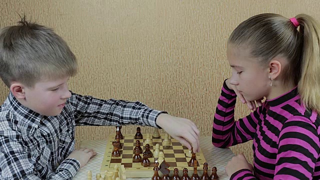 青少年们在客厅里下棋