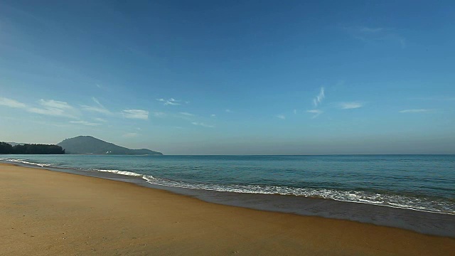 热带安达曼海景美丽的泰国普吉岛mai khao海滩与海浪冲击沙滩